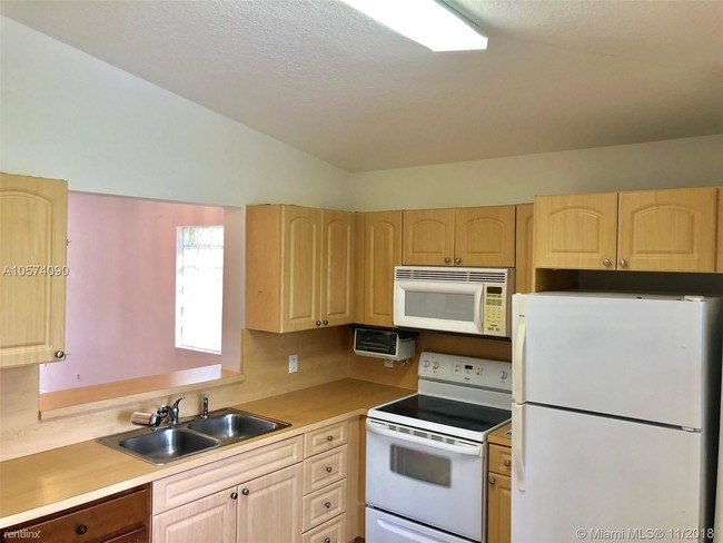 7920 NW 6th St-Unit -Apt 201 in Pembroke Pines, FL - Foto de edificio - Building Photo