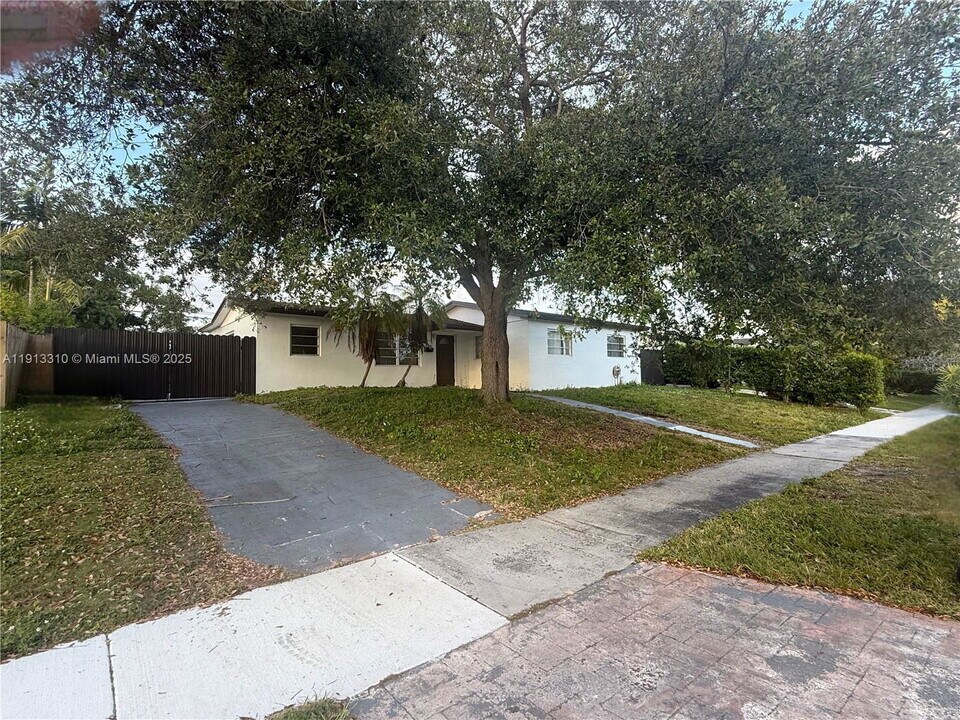10371 SW 201st Terrace in Cutler Bay, FL - Building Photo
