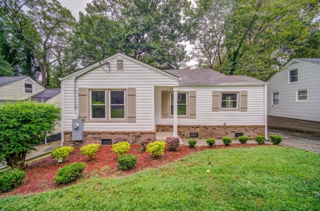 1384 Westmont Rd SW in Atlanta, GA - Foto de edificio