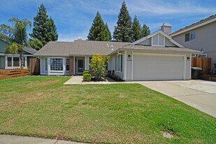 1509 Deerfield Cir in Roseville, CA - Building Photo