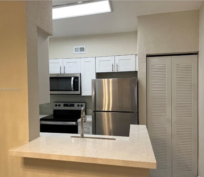 2811 N Oakland Forest Dr, Unit 102