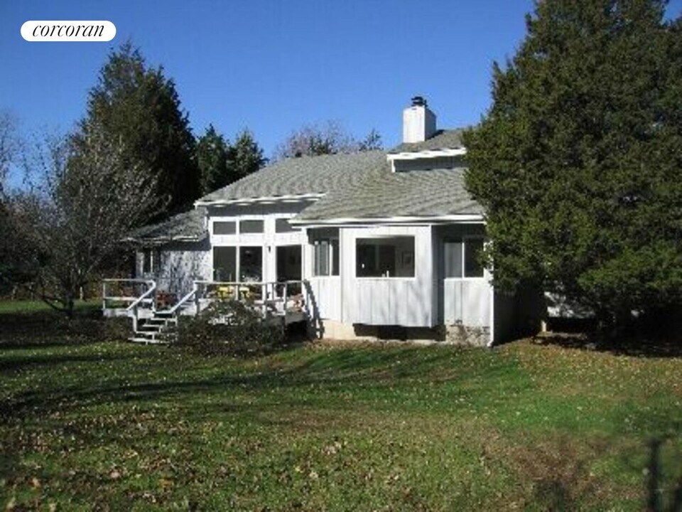 28 Cobbetts Ln in Shelter Island, NY - Building Photo