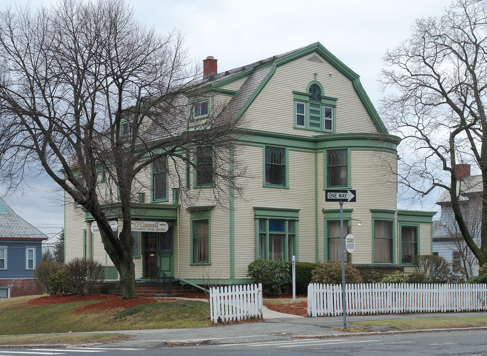 220 Linden St in Holyoke, MA - Building Photo