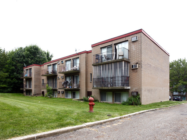 Alexander Garden Apartments in Akron, OH - Building Photo - Building Photo