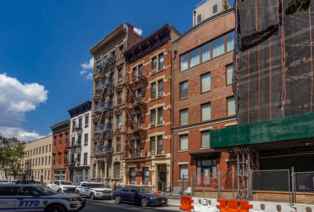 237 W 20th St in New York, NY - Building Photo