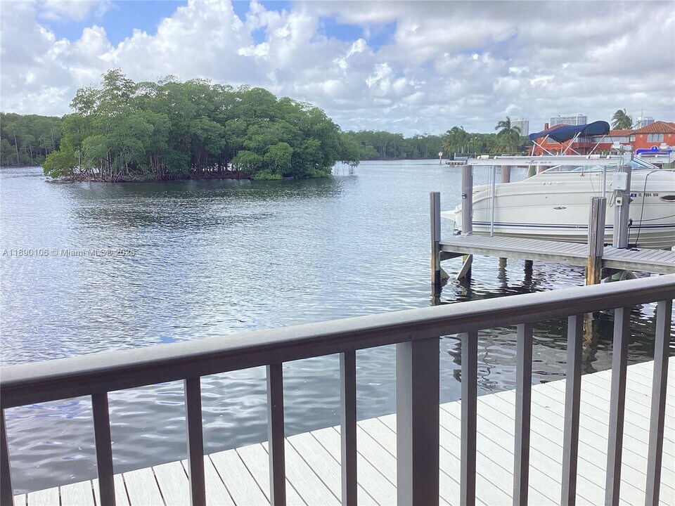 460 Poinciana Island Dr in Sunny Isles Beach, FL - Building Photo