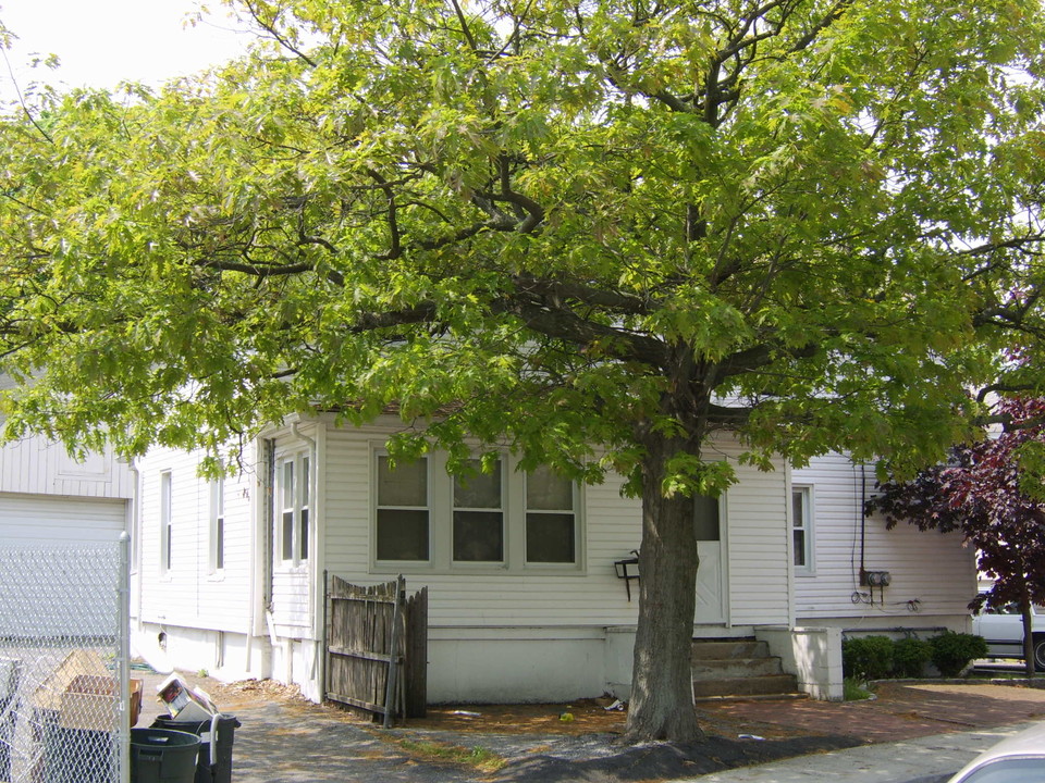 9-13 Augustina St in Inwood, NY - Foto de edificio