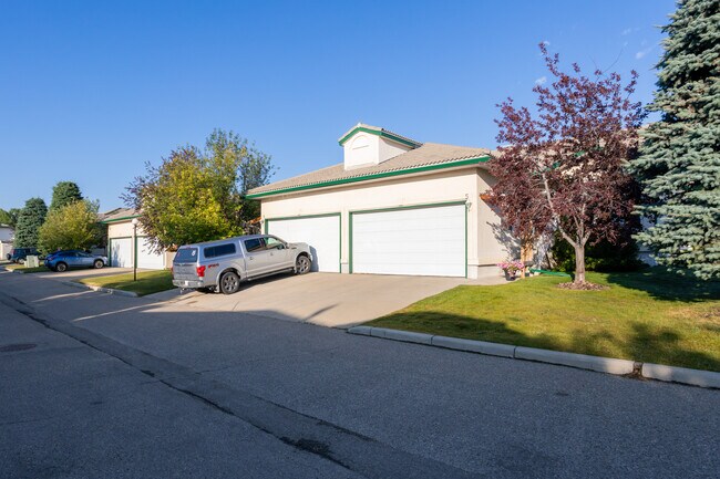 6 Strathearn Gdns SW in Calgary, AB - Building Photo - Building Photo