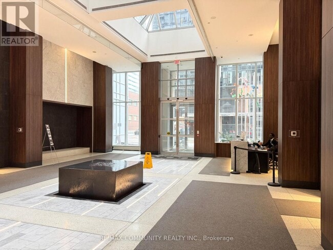 250 Wellington St W in Toronto, ON - Building Photo - Building Photo