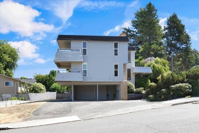 561 Elm Way in Edmonds, WA - Foto de edificio - Building Photo