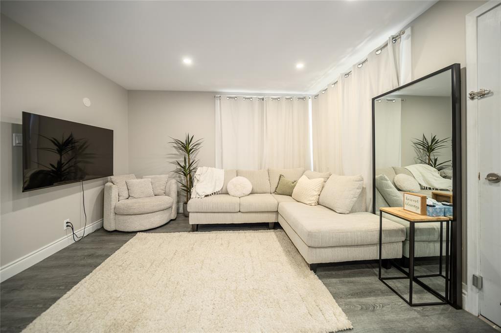 483 Wellington St in Sarnia, ON - Building Photo