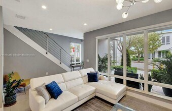 6438 NW 104th Ct in Doral, FL - Foto de edificio - Building Photo