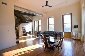 Whiskey Row Lofts in Louisville, KY - Foto de edificio - Building Photo