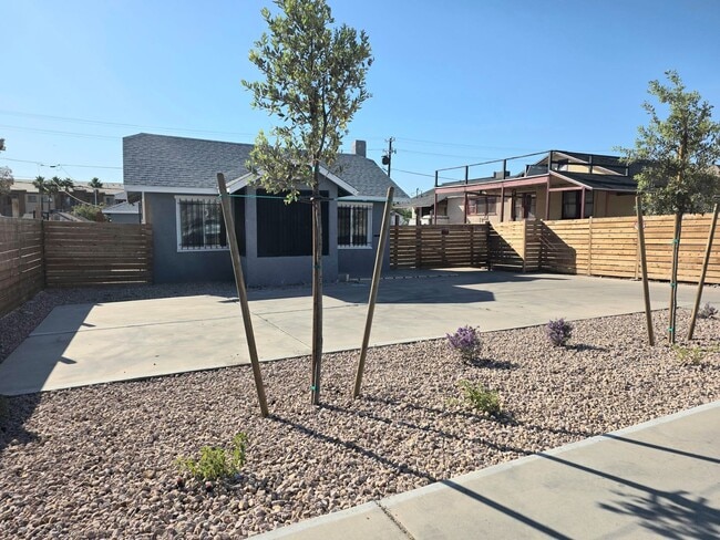property at 320 N 10th St