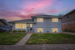 10403 Barnard Dr in Chicago Ridge, IL - Building Photo