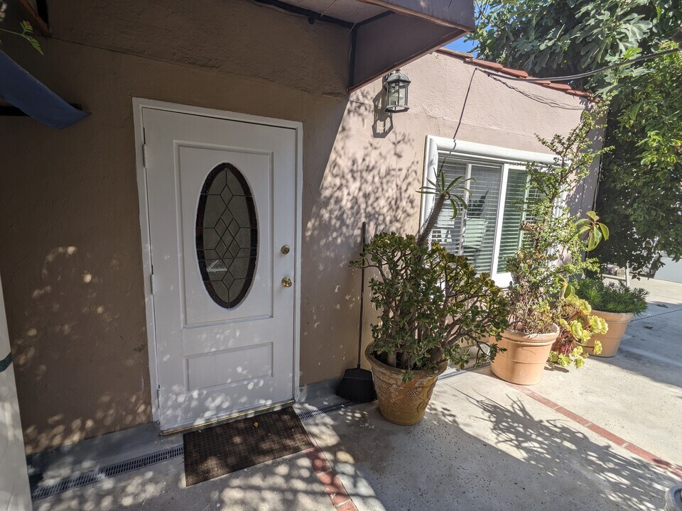 328 S Almont Dr in Beverly Hills, CA - Building Photo