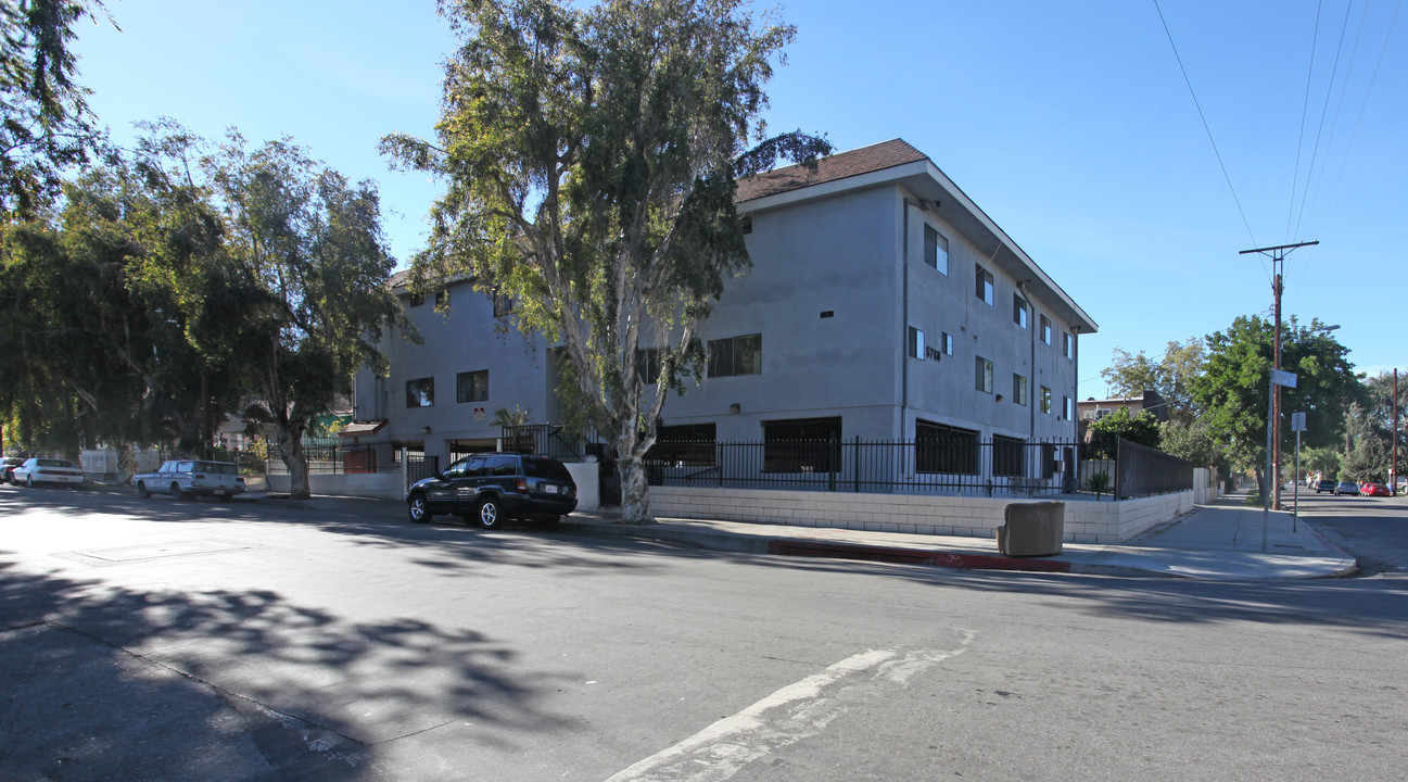 5768 Aldama St in Los Angeles, CA - Building Photo