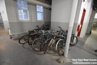 27 Park Dr, Unit 1 in Boston, MA - Foto de edificio - Building Photo