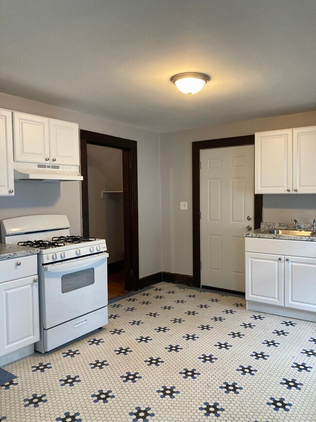 79 Mountain Ave in New London, CT - Building Photo - Building Photo