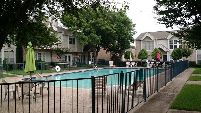 5881 Preston View Blvd, Unit 215 in Dallas, TX - Foto de edificio - Building Photo