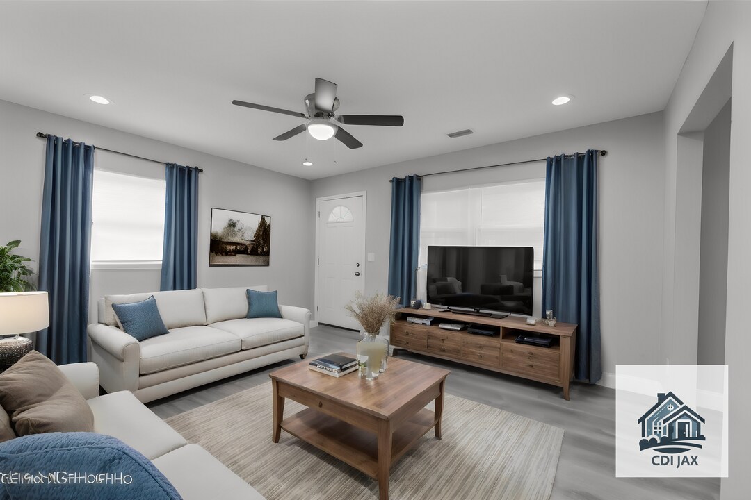 8975 Adams Ave in Jacksonville, FL - Foto de edificio