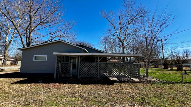 1608 Glennen Dr in Okmulgee, OK - Foto de edificio - Building Photo
