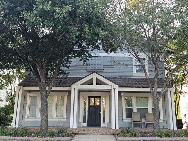 1725 Harvey Mitchell Pkwy S, Unit 911