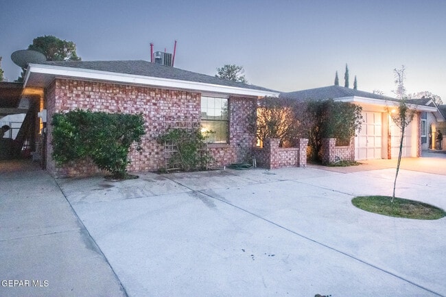 11416 Lake Ozarks Dr in El Paso, TX - Building Photo - Building Photo