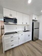 32 SW 9th St, Unit 1-2 in Hallandale Beach, FL - Foto de edificio - Building Photo