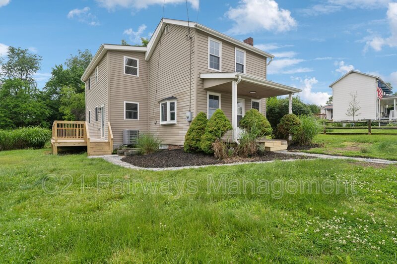 1004 Government Rd in Irwin, PA - Building Photo