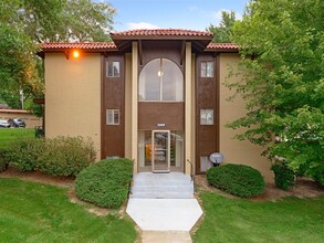 Montclair Place in Omaha, NE - Foto de edificio - Building Photo