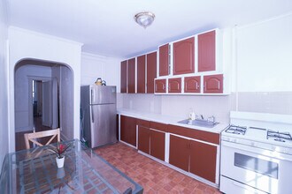 2425 23rd St in Astoria, NY - Foto de edificio - Building Photo