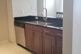 1064 N Tamiami Trl, Unit 1320 in Sarasota, FL - Foto de edificio - Building Photo