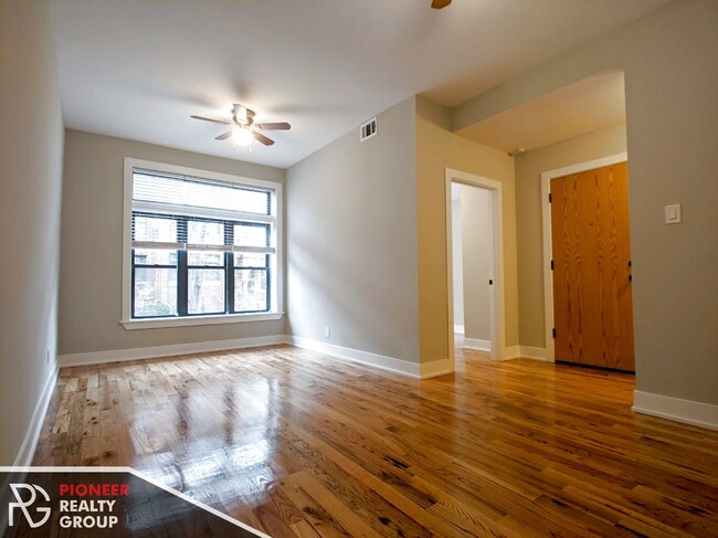 635 W Oakdale Ave, Unit 627-3 in Chicago, IL - Foto de edificio - Building Photo