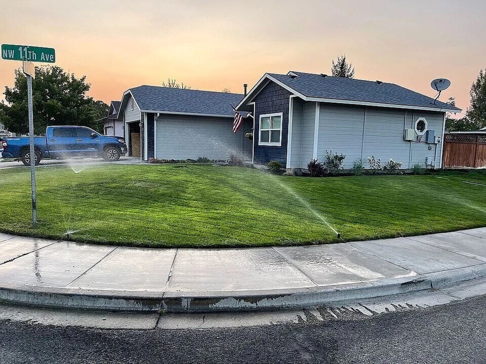 1100 W Newport Ct in Meridian, ID - Building Photo