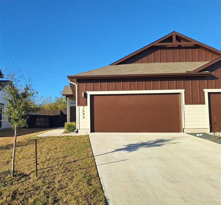 758 Staglin St in Kyle, TX - Building Photo