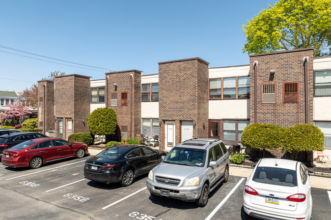 611-615 Roxborough Ave in Philadelphia, PA - Foto de edificio - Building Photo