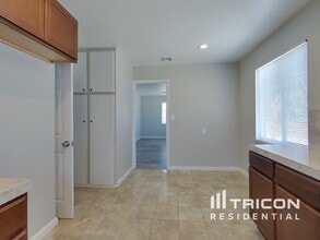 1126 W Ovington St in Lancaster, CA - Foto de edificio - Building Photo