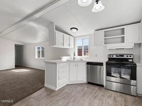 4803 W Ahtanum Rd in Yakima, WA - Building Photo - Building Photo