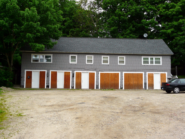 467 N Main St in Moosup, CT - Foto de edificio - Building Photo