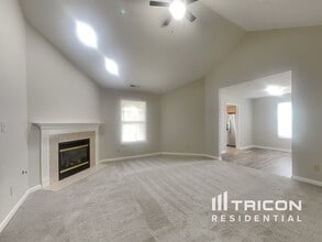 910 S Shore Ct in Franklin, IN - Building Photo - Building Photo