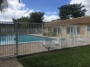 5140 SW 40th Ave, Unit 23C in Fort Lauderdale, FL - Building Photo - Building Photo