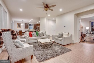 3046 Landing Eagle Ct in Woodbridge, VA - Foto de edificio - Building Photo