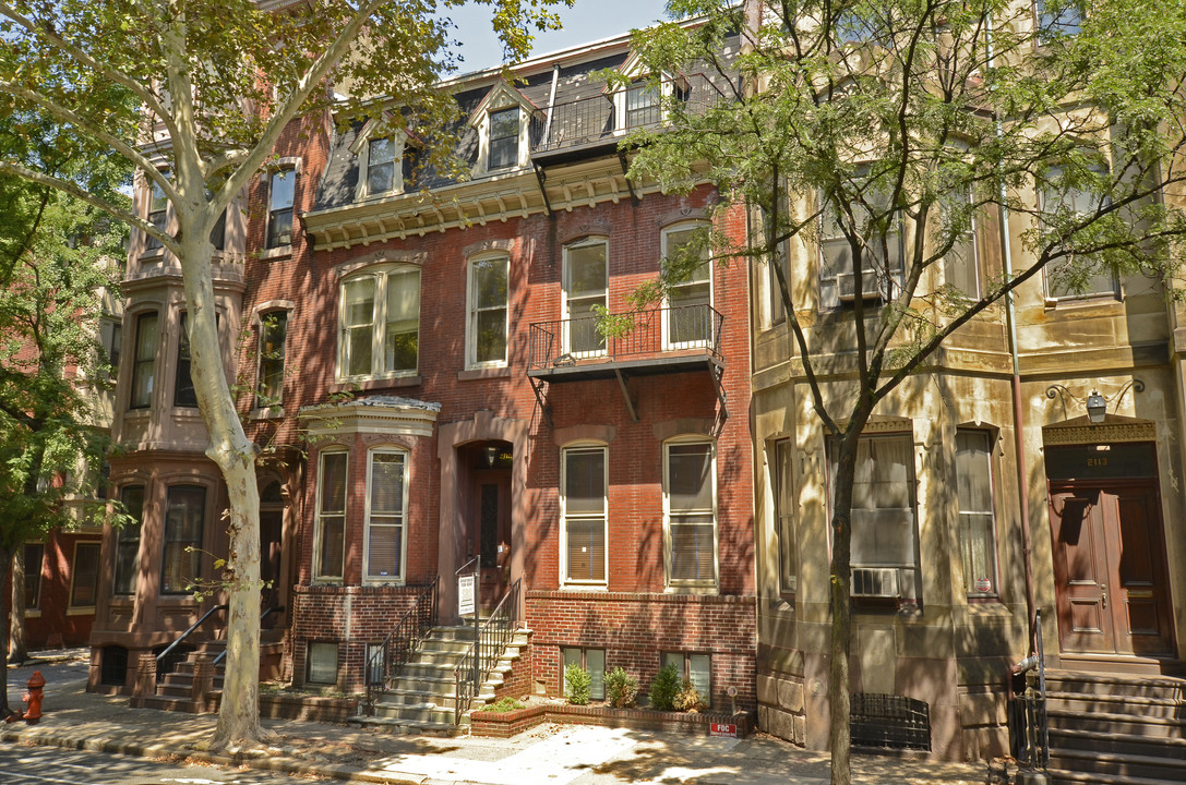 2115 Spruce St in Philadelphia, PA - Building Photo