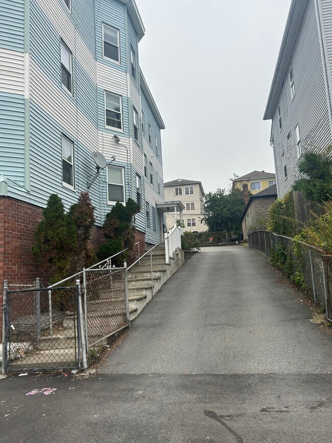 91 Ward St in Worcester, MA - Building Photo - Building Photo