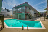 8140 Langdon Ave in Van Nuys, CA - Foto de edificio - Building Photo