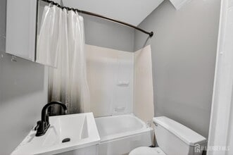 194 High St, Unit 3 in Perth Amboy, NJ - Foto de edificio - Building Photo