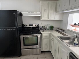 492 NW 165th St in Miami, FL - Building Photo