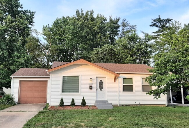 12160 Bennington Pl in Maryland Heights, MO - Building Photo - Building Photo