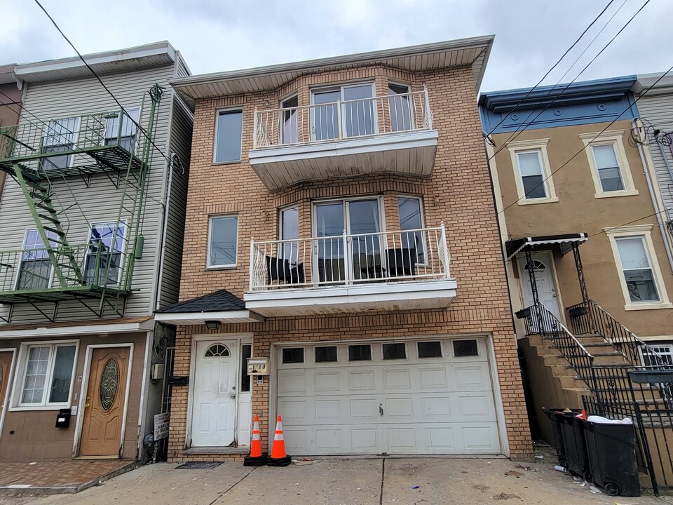 11 Wallis Ave, Unit 1 in Jersey City, NJ - Building Photo